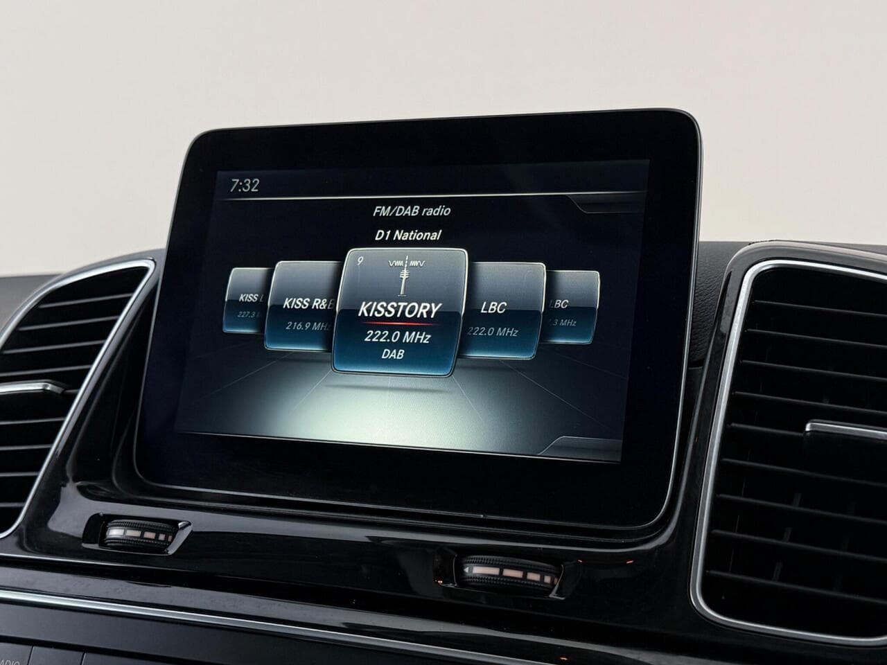 Mercedes-Benz GLE thumbnail Infotainment System
