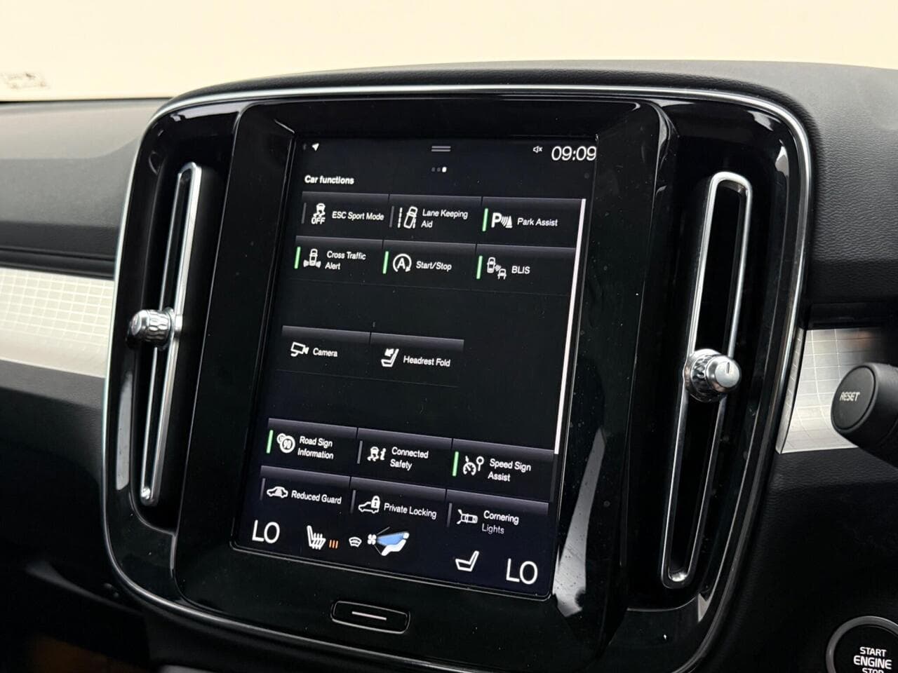 Volvo XC40 thumbnail Infotainment System