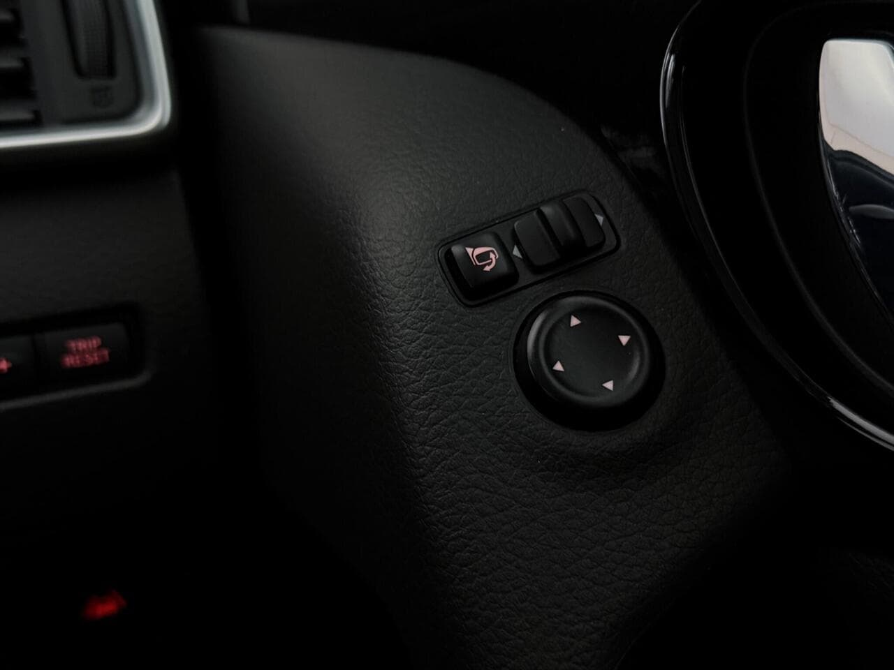 Nissan Qashqai thumbnail Misc Controls