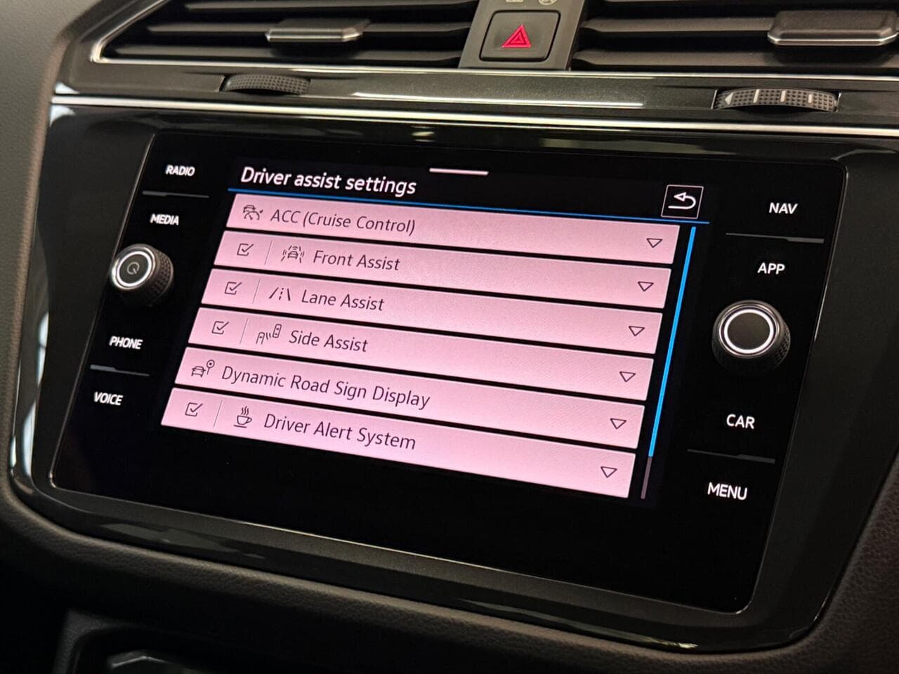 Volkswagen Tiguan thumbnail Infotainment System