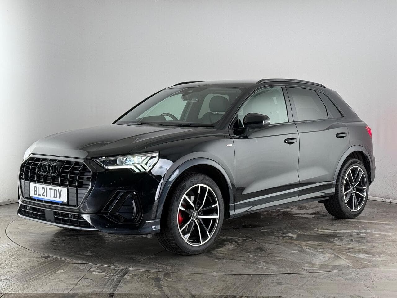 Audi Q3 thumbnail Front Left
