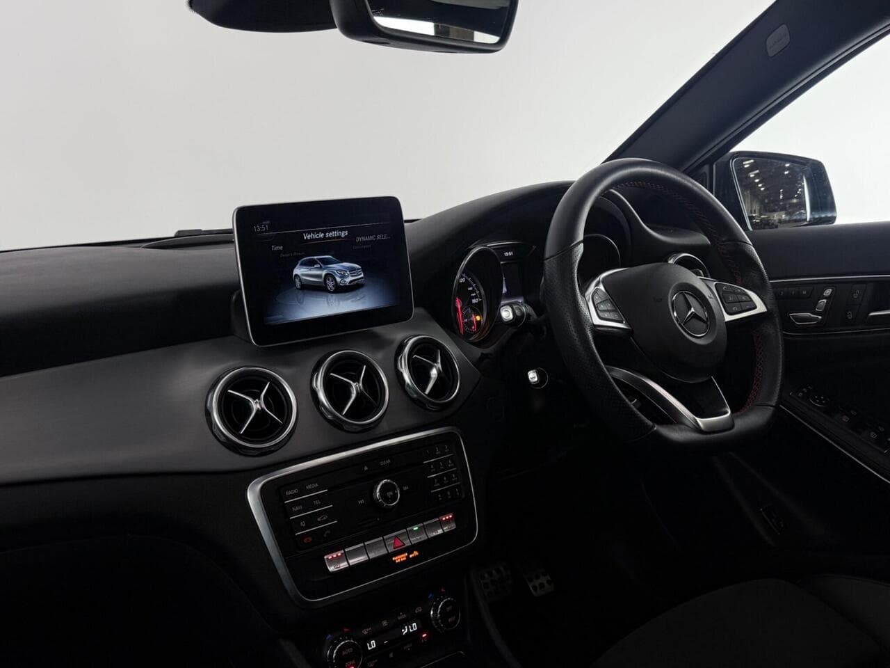 Mercedes-Benz GLA thumbnail Interior Front