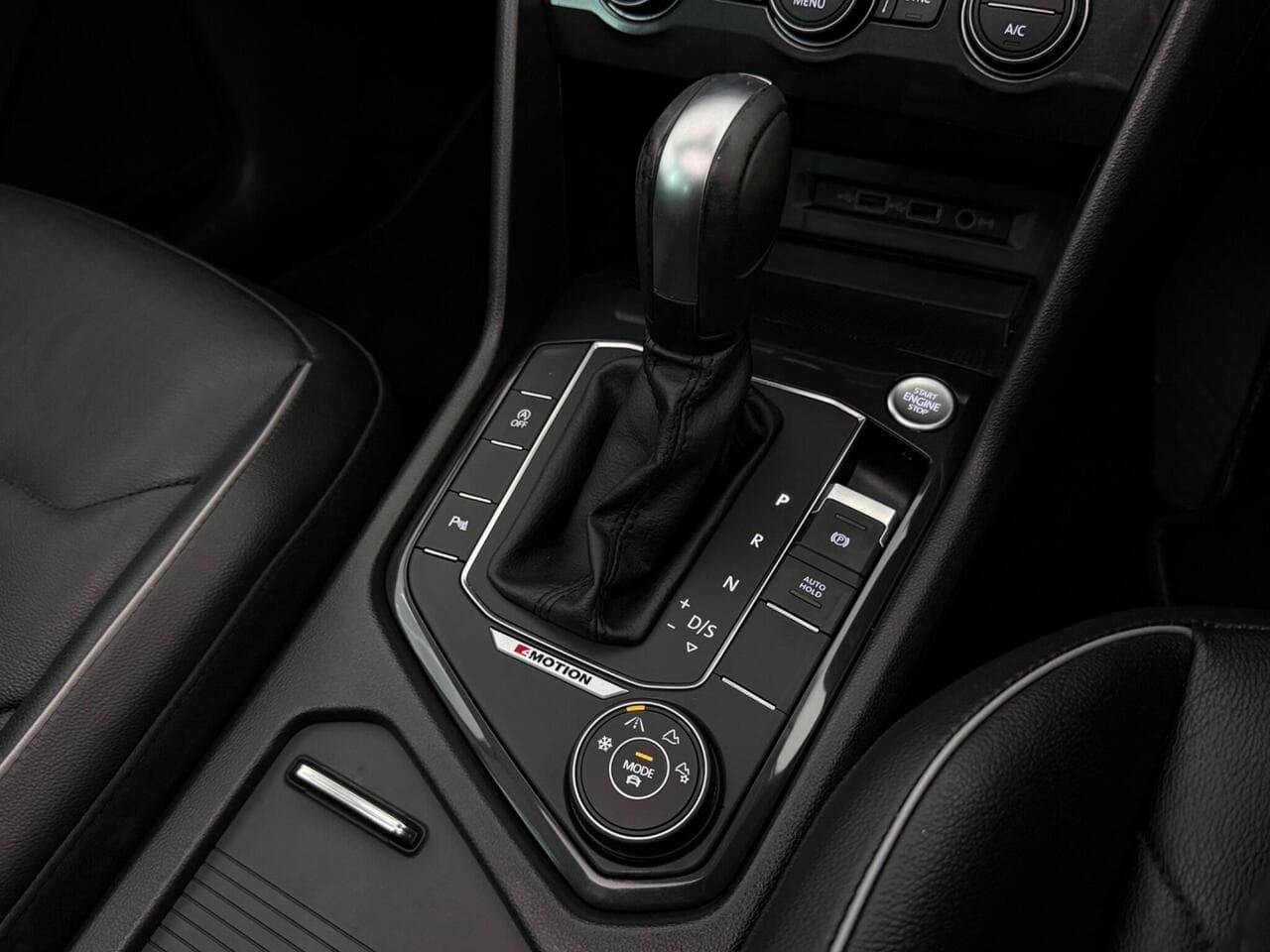 Volkswagen Tiguan thumbnail Interior Front