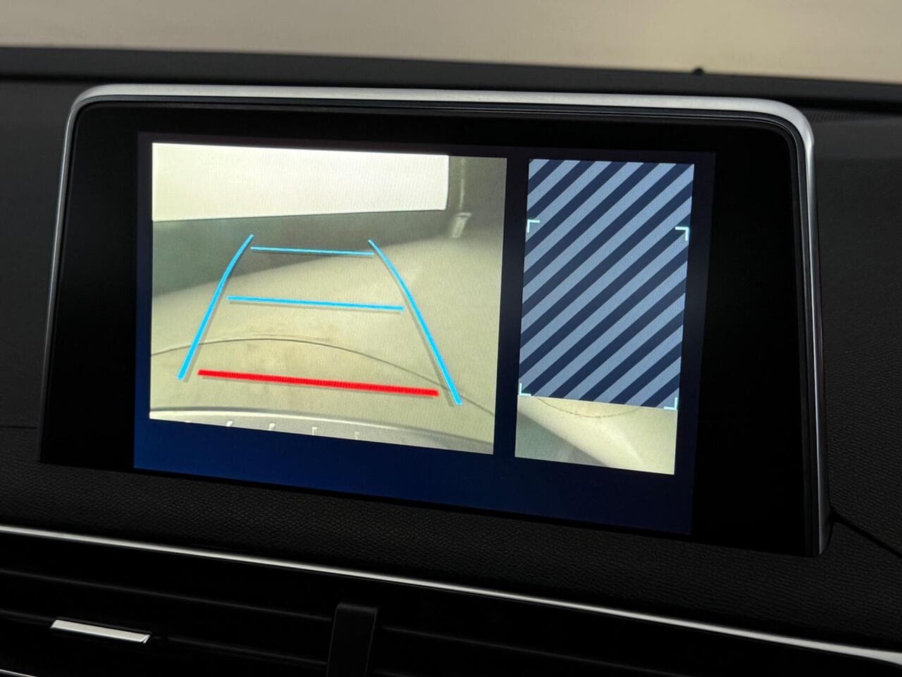 Peugeot 5008 thumbnail Infotainment System