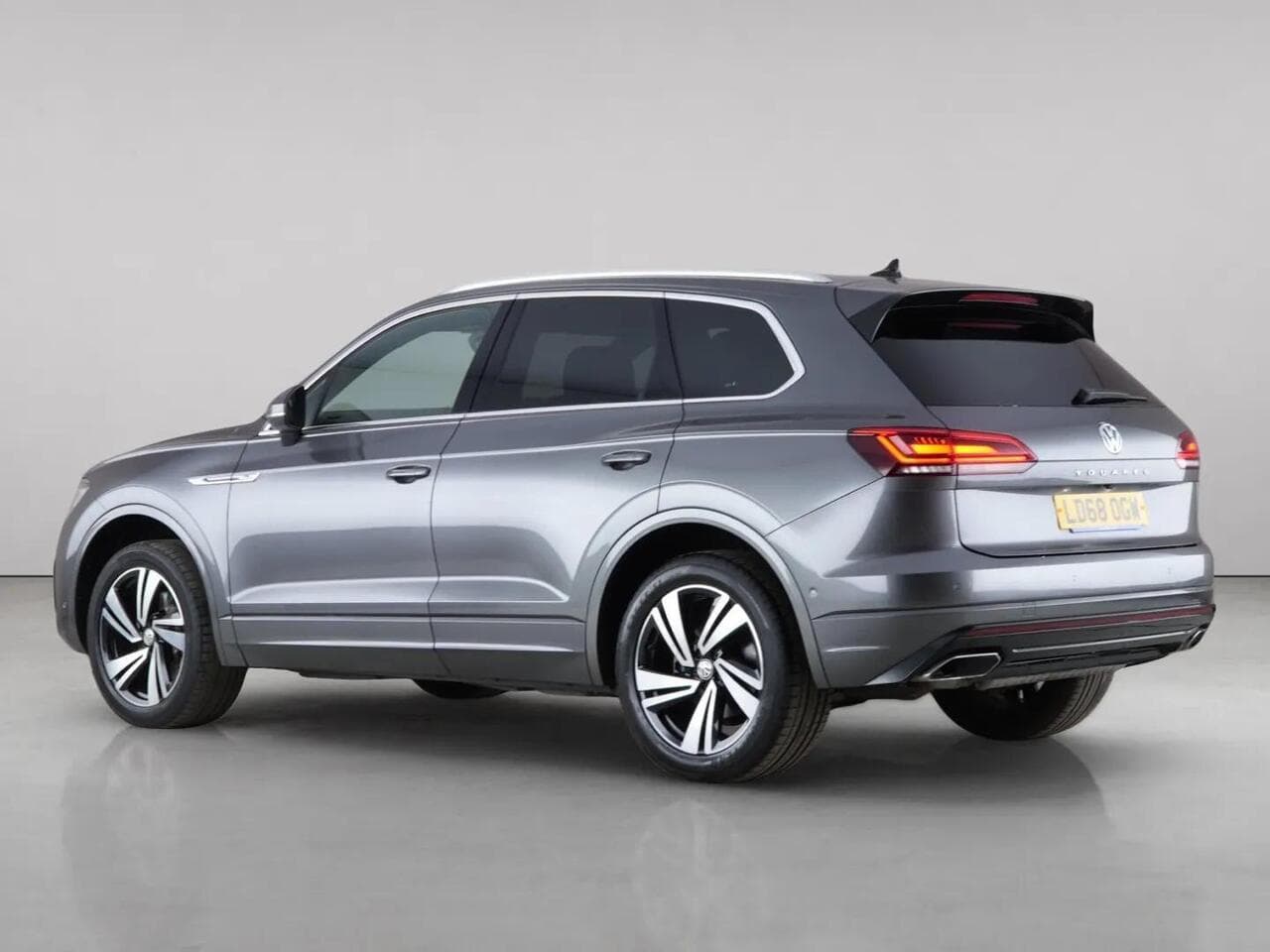 Volkswagen Touareg thumbnail Rear Left