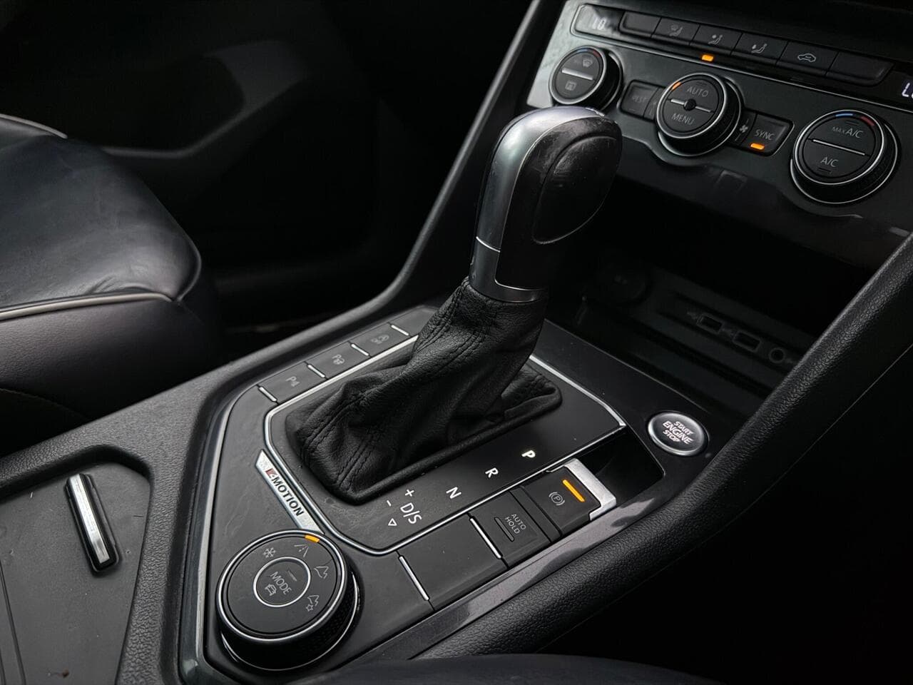 Volkswagen Tiguan thumbnail Interior Front