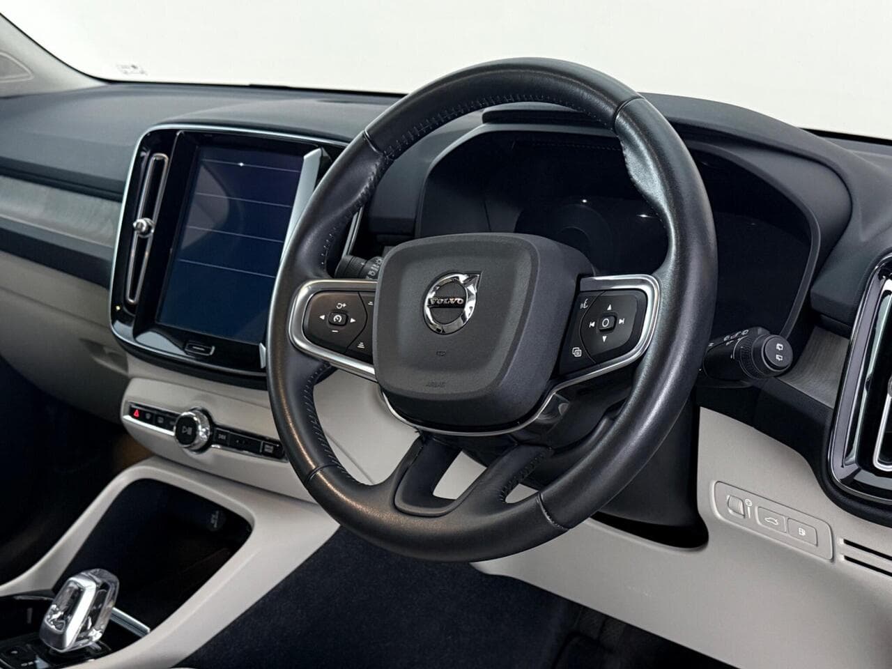Volvo XC40 thumbnail Steering Wheel