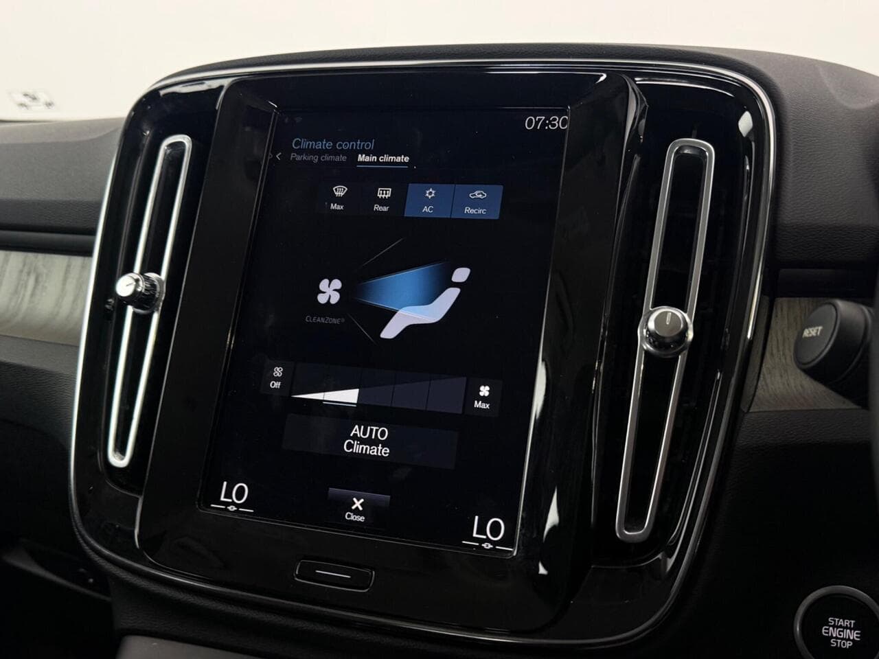 Volvo XC40 thumbnail Infotainment System
