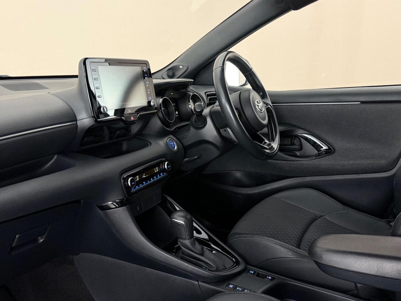 Toyota Yaris thumbnail Interior Front