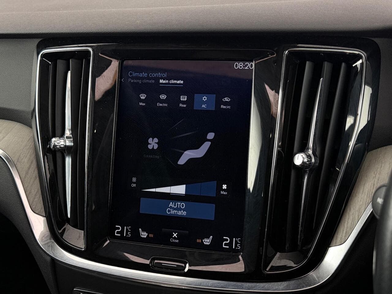 Volvo V60 thumbnail Infotainment System