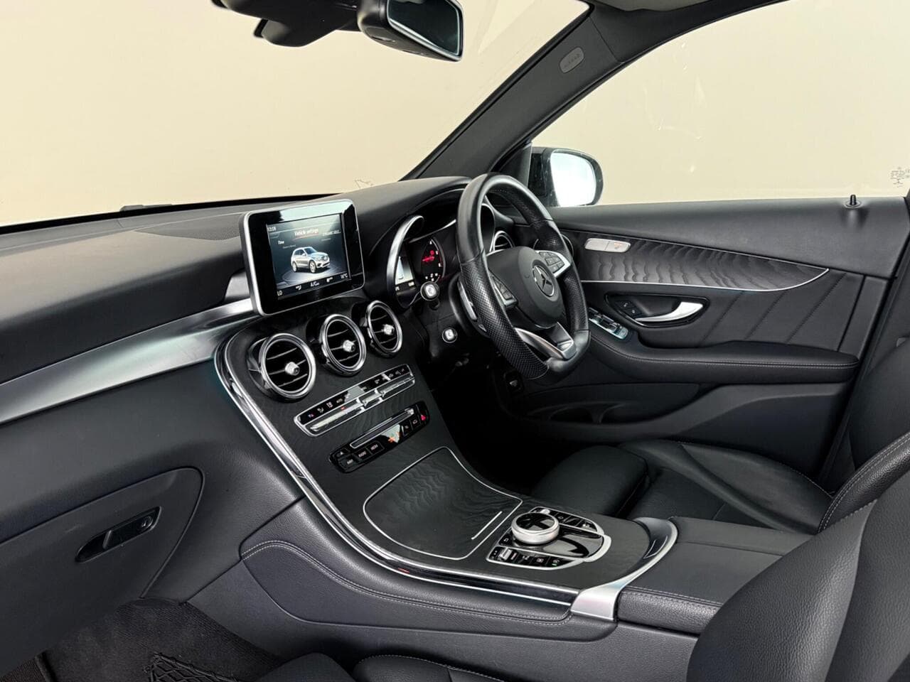 Mercedes-Benz GLC thumbnail Interior Front