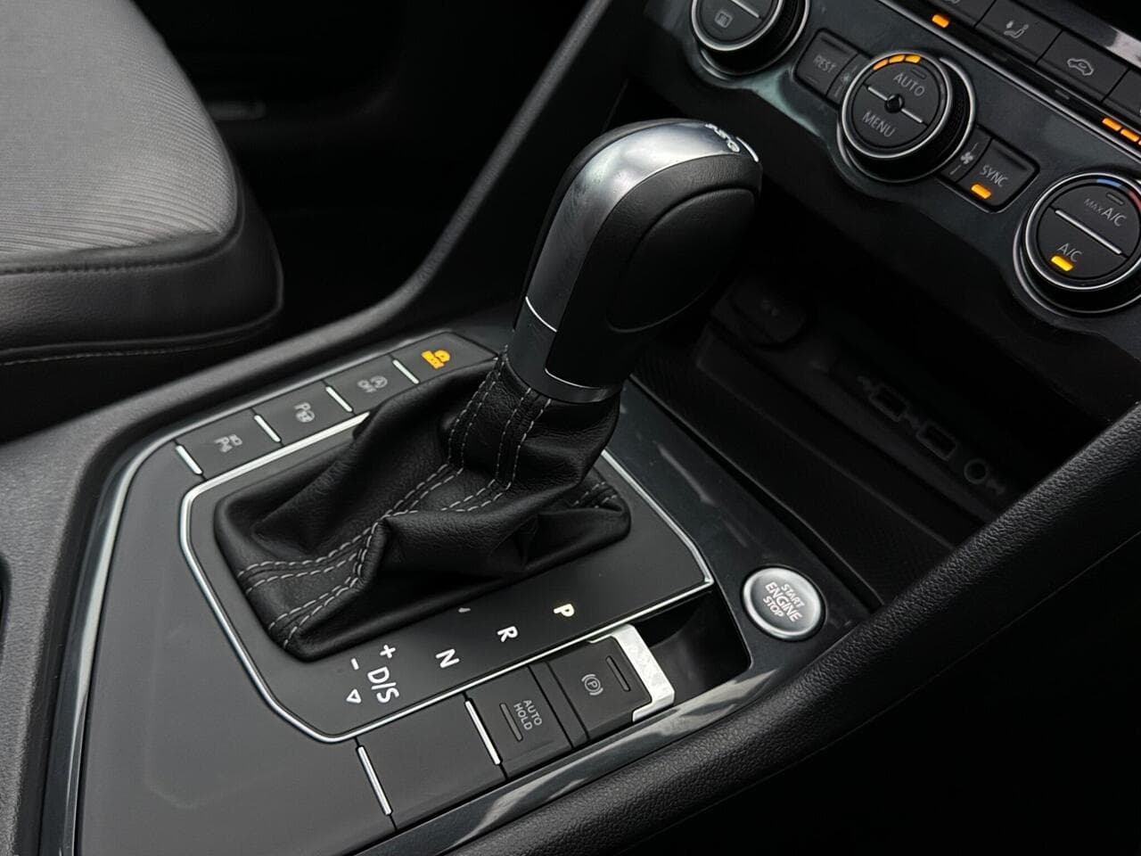 Volkswagen Tiguan thumbnail Interior Front