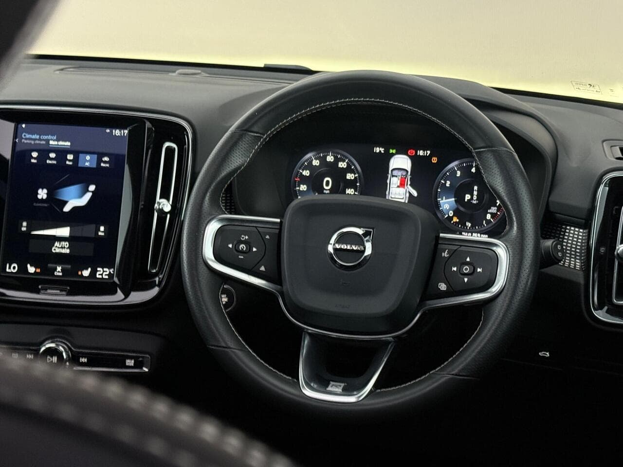Volvo XC40 thumbnail Steering Wheel