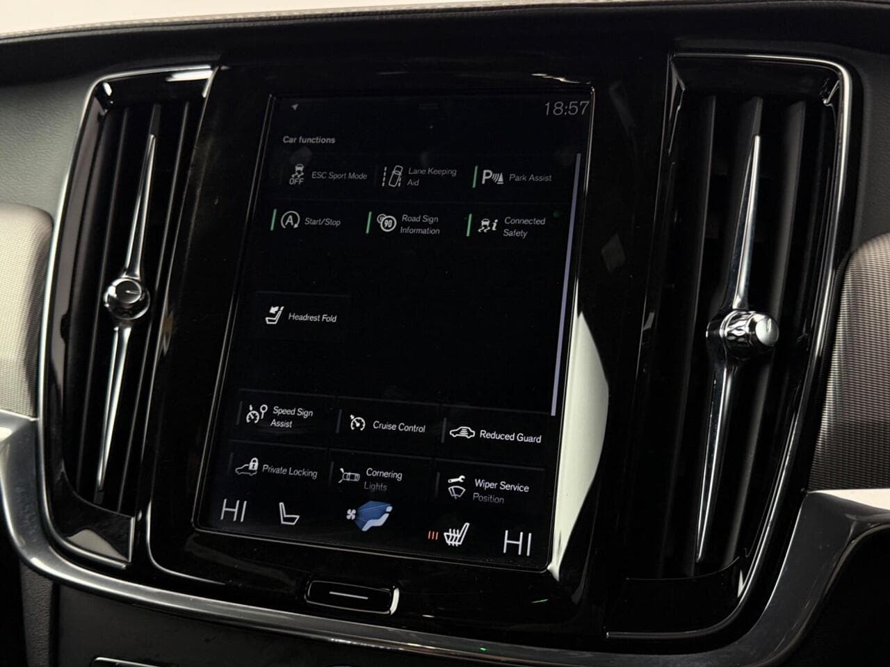 Volvo S90 thumbnail Infotainment System