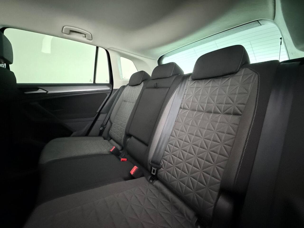 Volkswagen Tiguan thumbnail Seats Rear