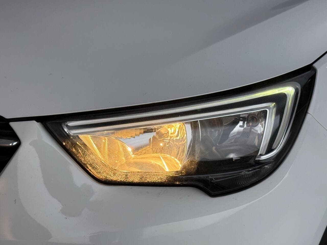 Vauxhall Crossland X thumbnail Lights Front