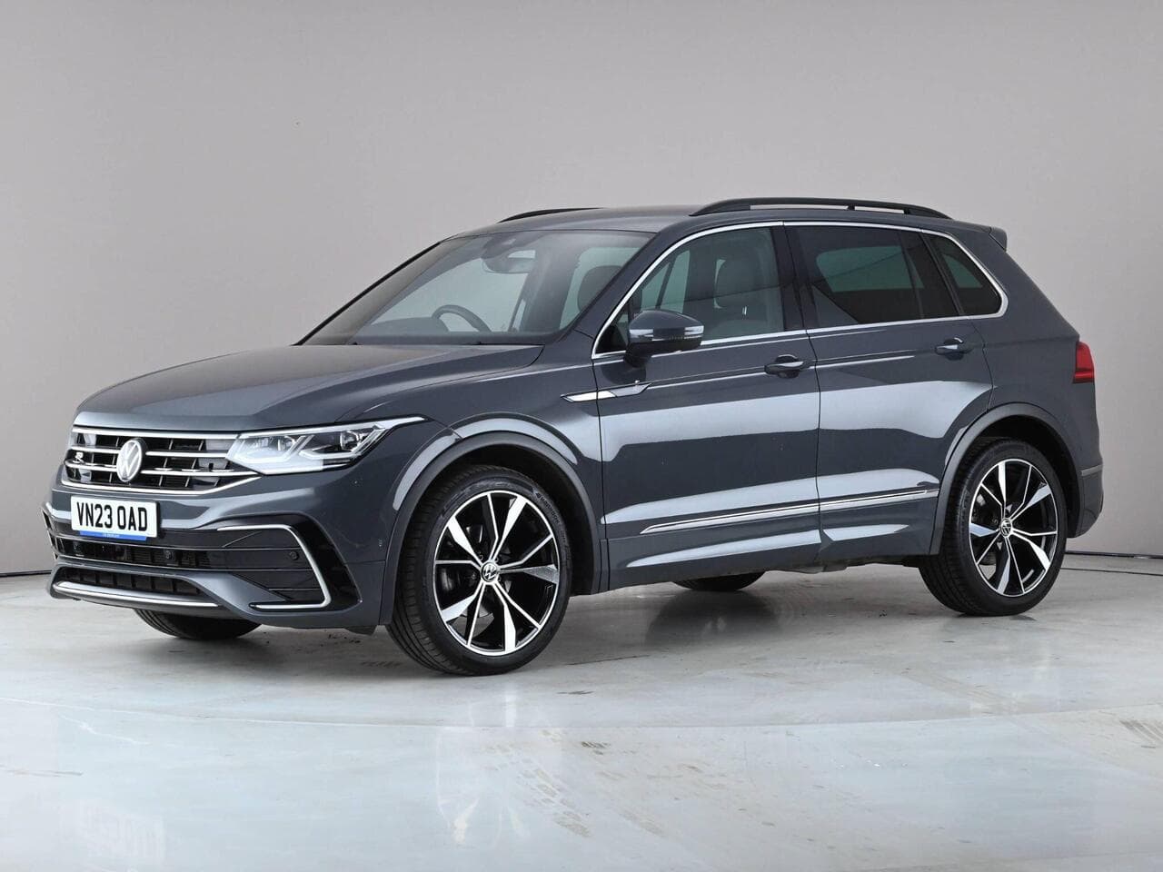 Volkswagen Tiguan thumbnail Front Left