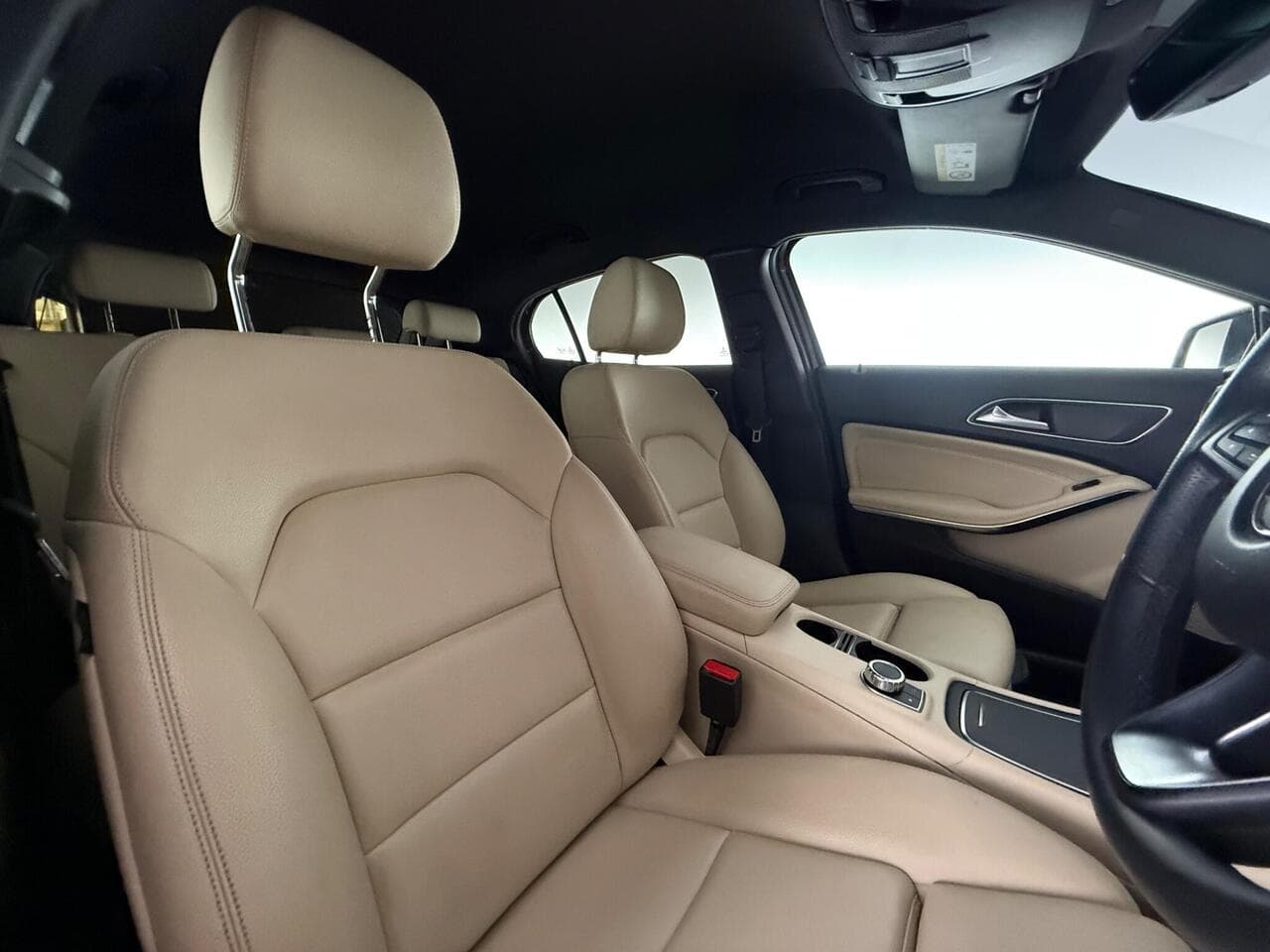 Mercedes-Benz GLA thumbnail Seat Driver