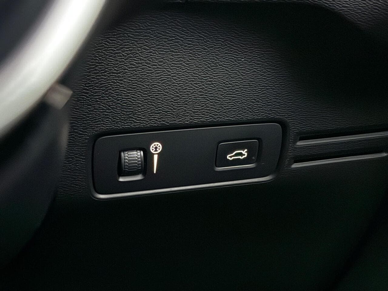 Volvo XC40 thumbnail Misc Controls