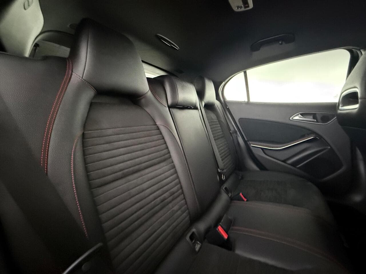 Mercedes-Benz GLA thumbnail Seats Rear