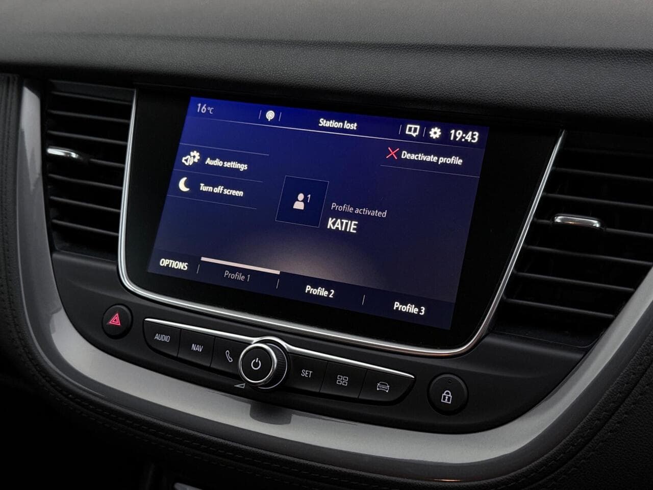 Vauxhall Grandland X thumbnail Infotainment System