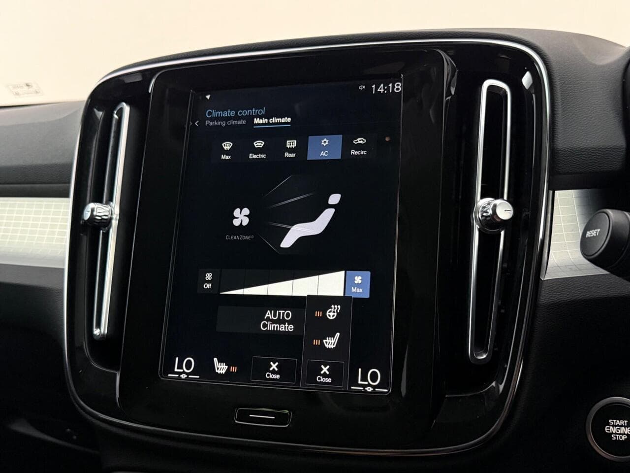 Volvo XC40 thumbnail Infotainment System