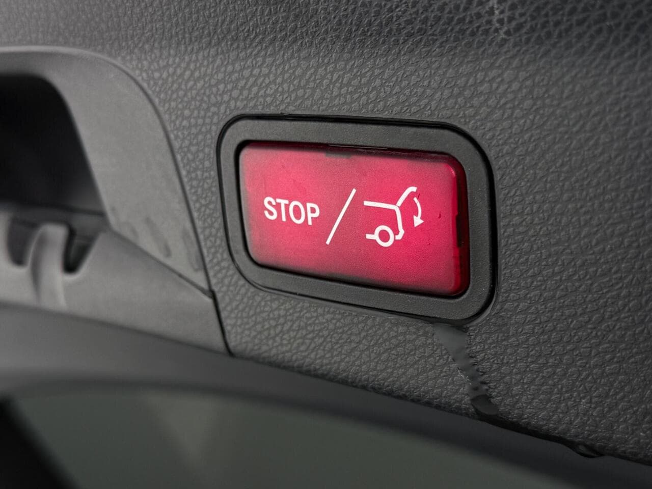 Mercedes-Benz GLC thumbnail Misc Controls