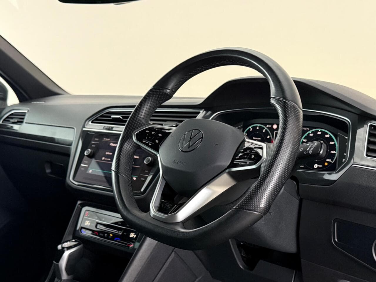 Volkswagen Tiguan thumbnail Interior Front