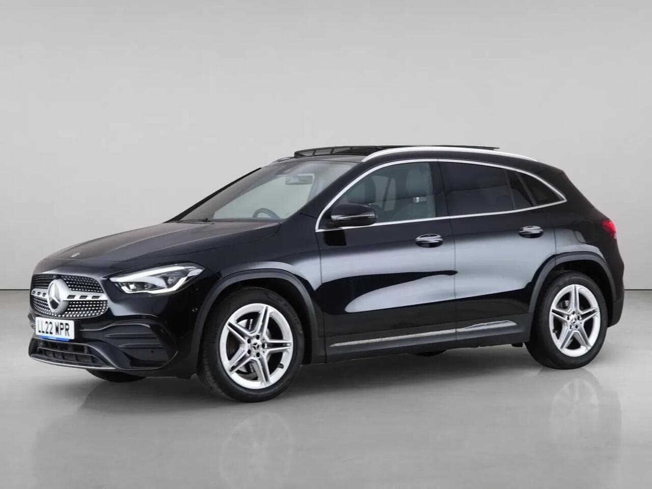 Mercedes-Benz GLA thumbnail Front Left