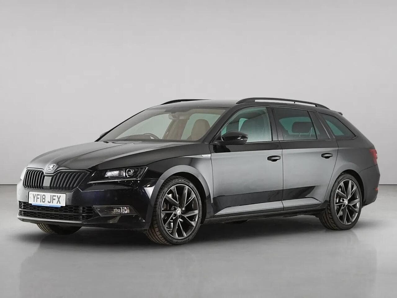 Skoda Superb thumbnail Front Left