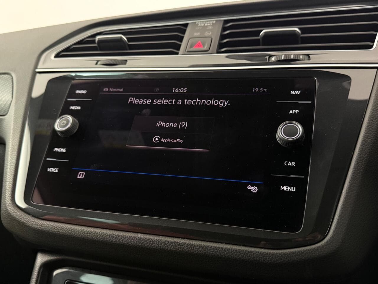 Volkswagen Tiguan thumbnail Infotainment System