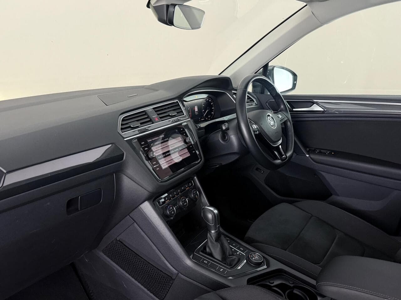 Volkswagen Tiguan thumbnail Interior Front