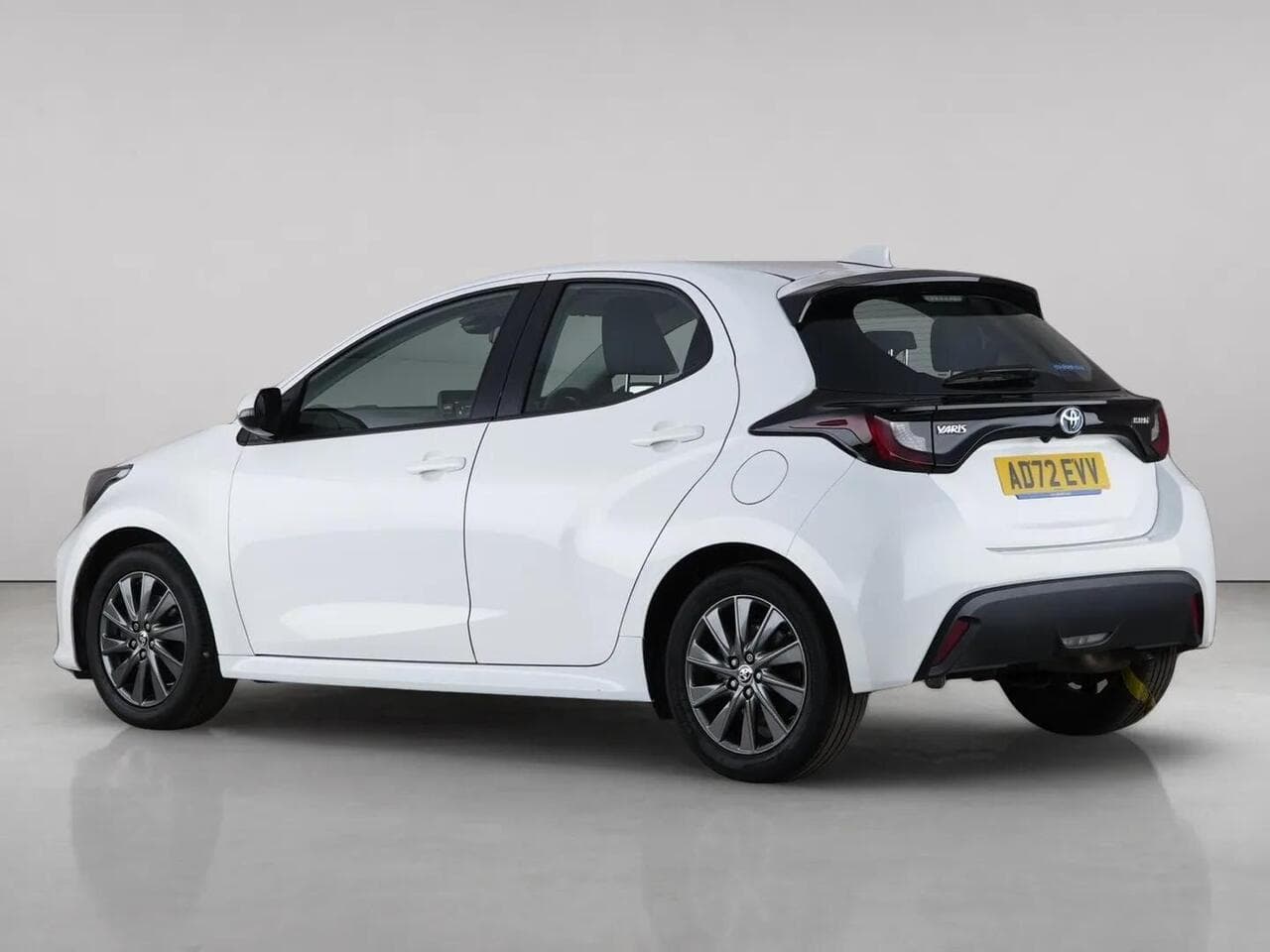 Toyota Yaris thumbnail Rear Left