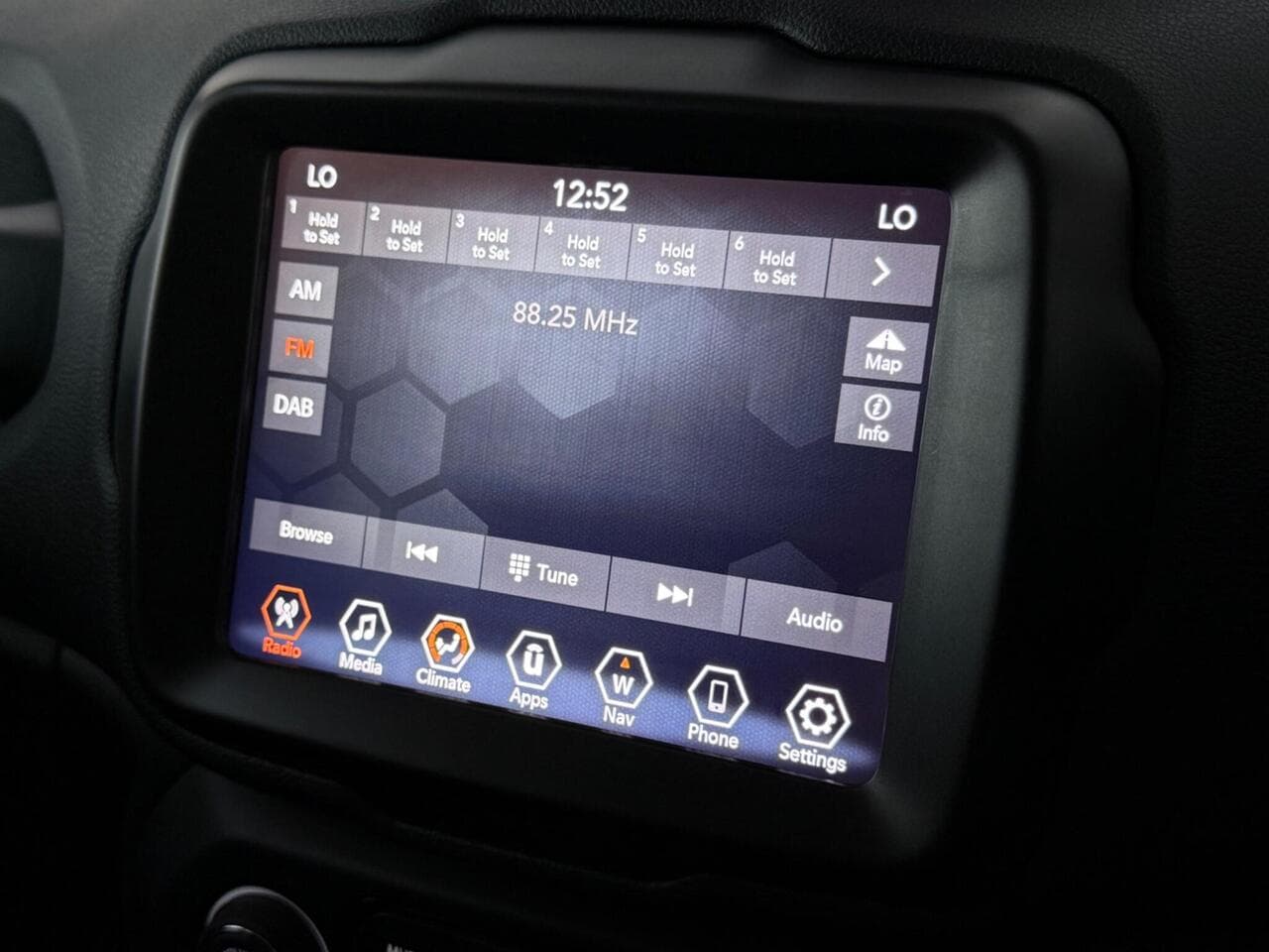 Jeep Renegade thumbnail Infotainment System