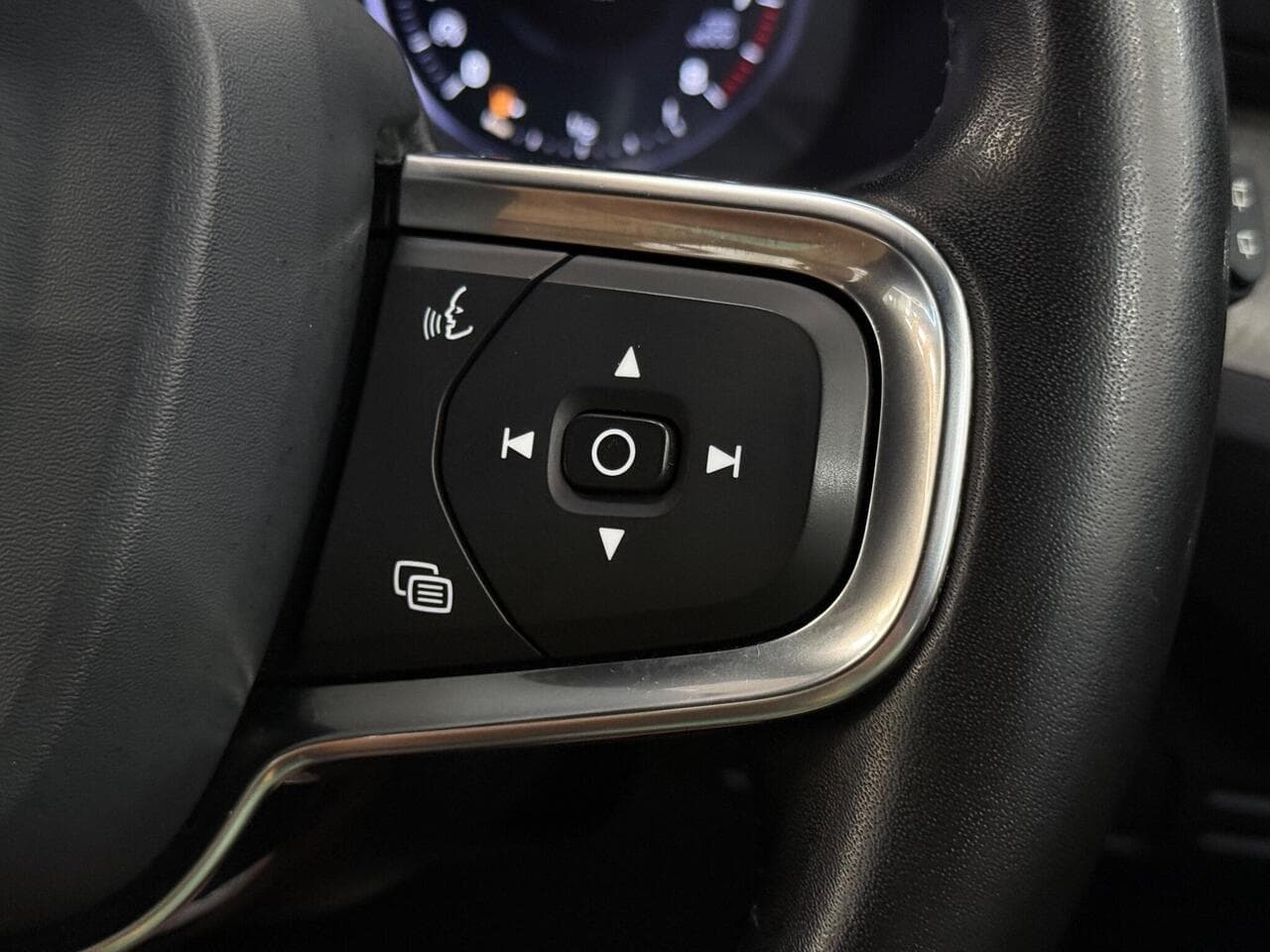 Volvo XC40 thumbnail Misc Controls