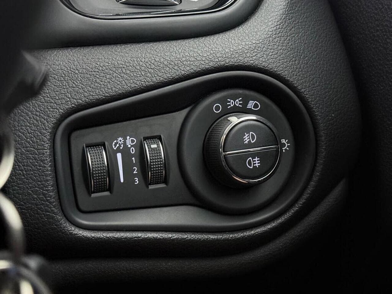 Jeep Renegade thumbnail Misc Controls