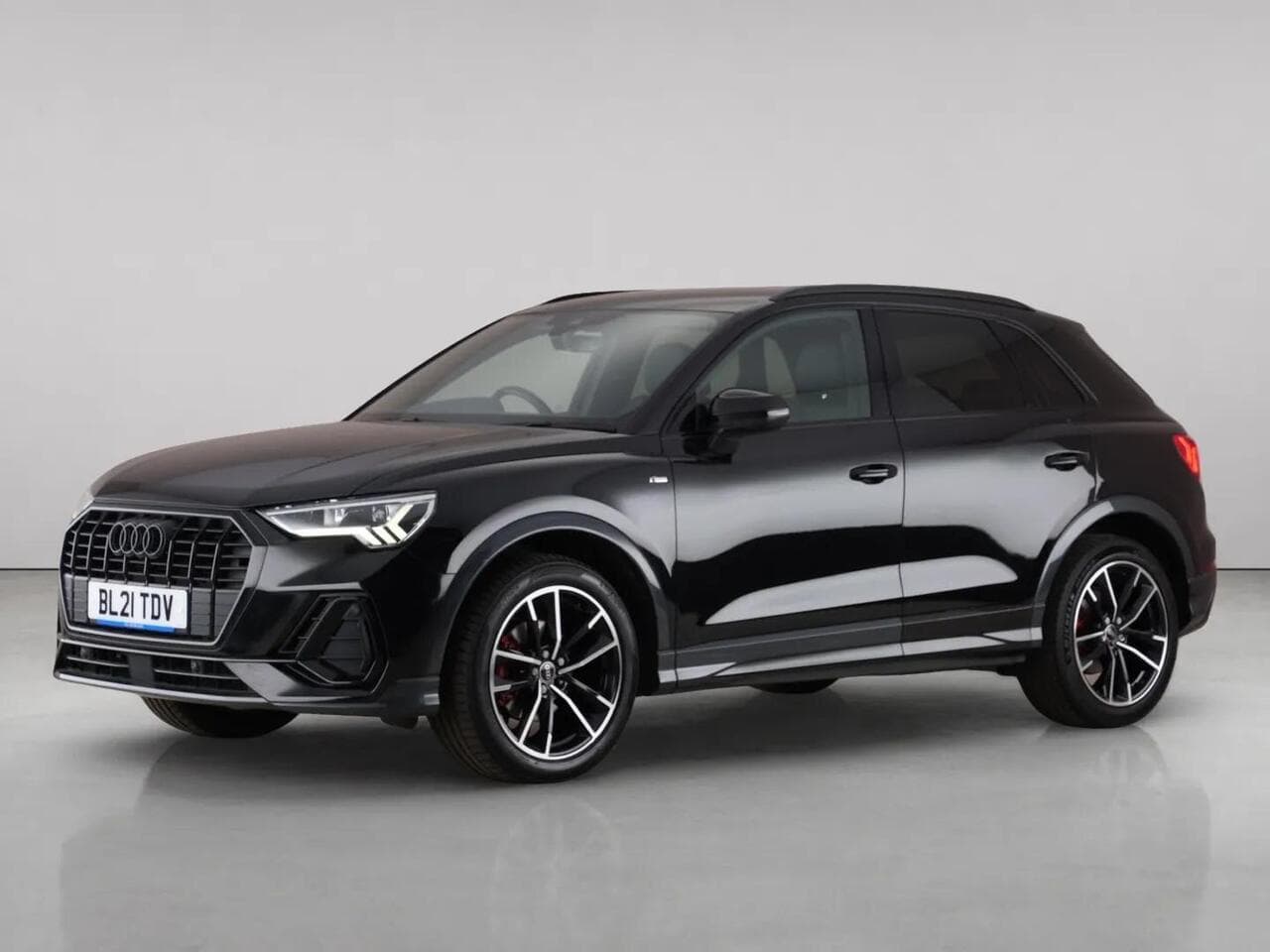 Audi Q3 thumbnail Front Left