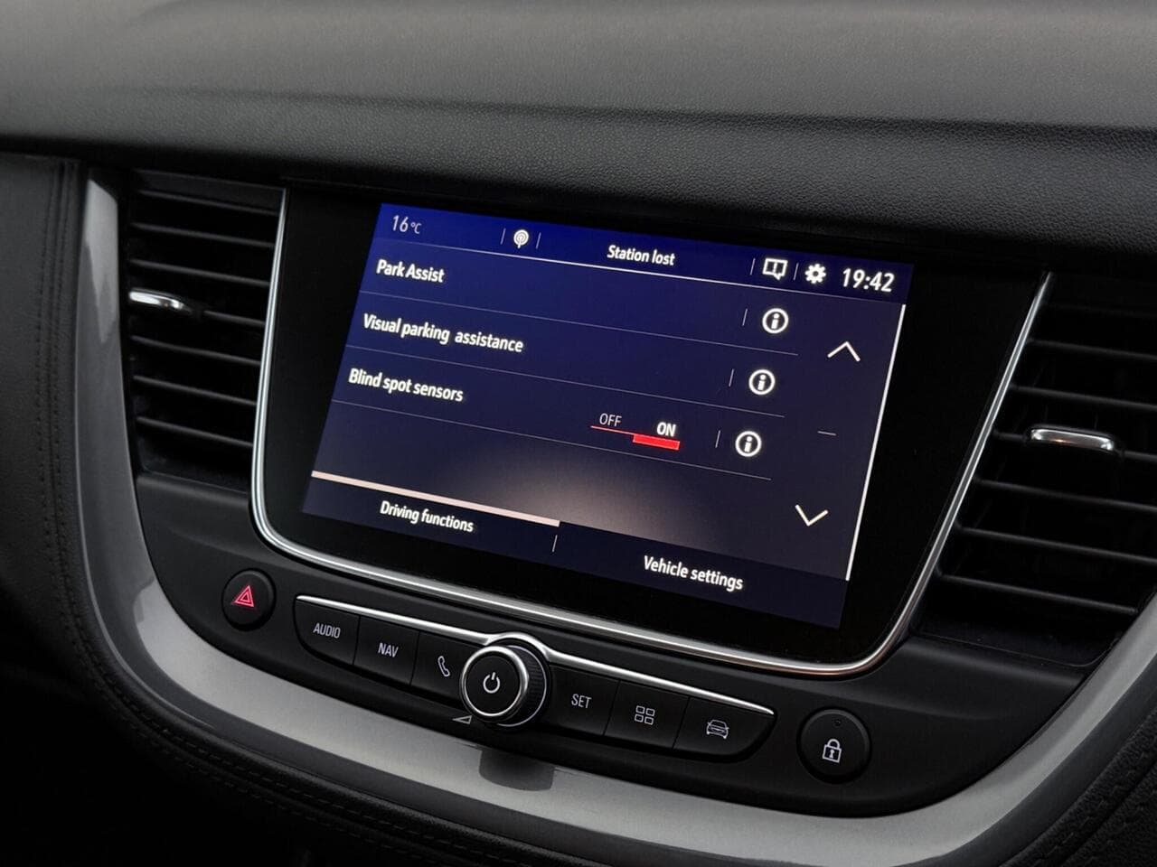 Vauxhall Grandland X thumbnail Infotainment System