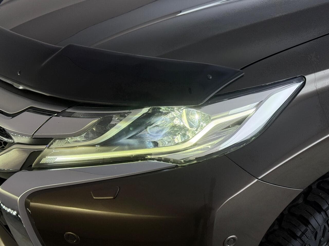 Mitsubishi Shogun Sport thumbnail Lights Front