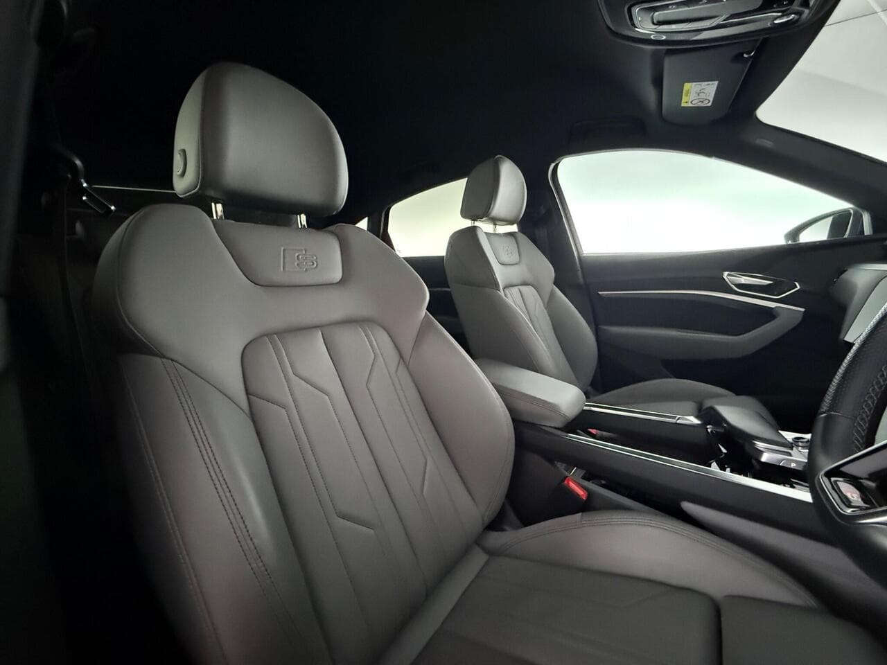 Audi e-tron thumbnail Seat Driver