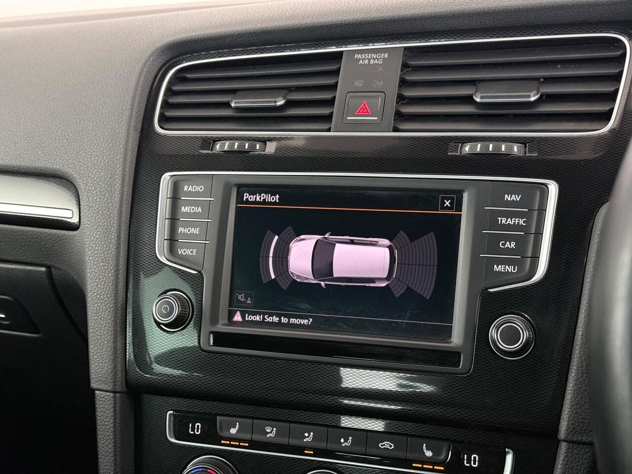 Volkswagen Golf thumbnail Infotainment System