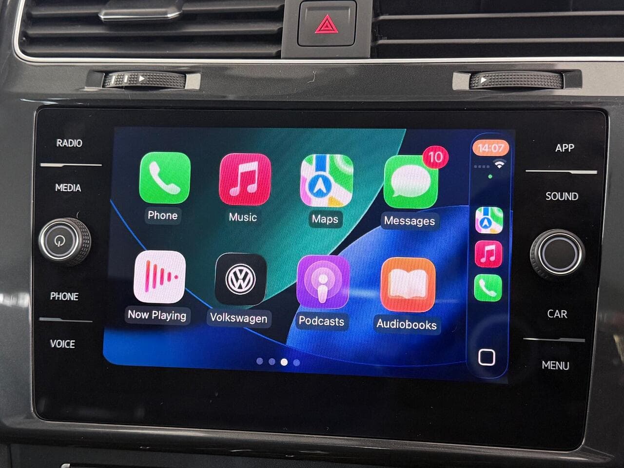 Volkswagen Golf thumbnail Infotainment System