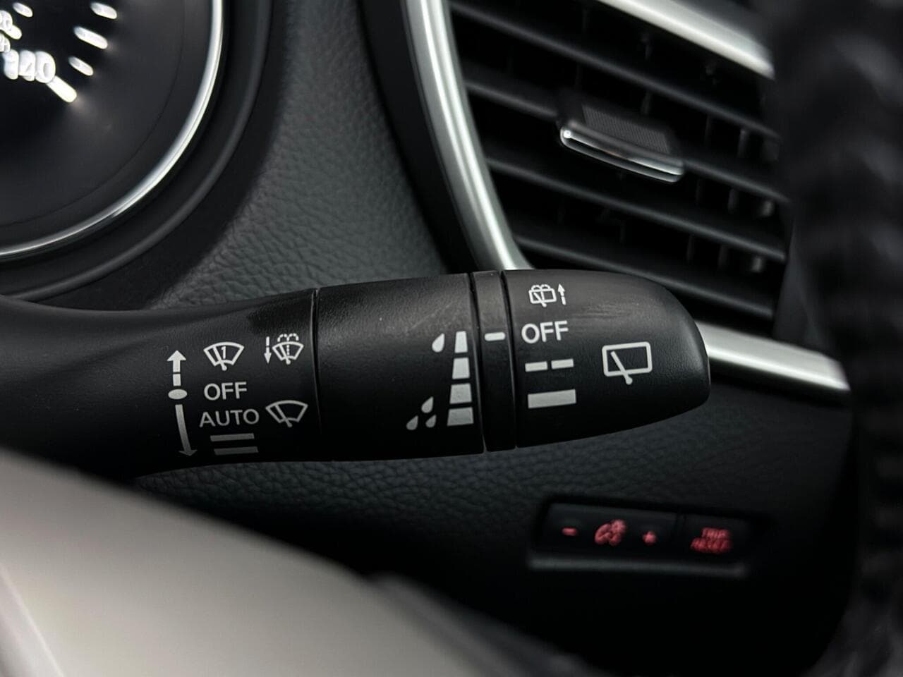 Nissan Qashqai thumbnail Misc Controls