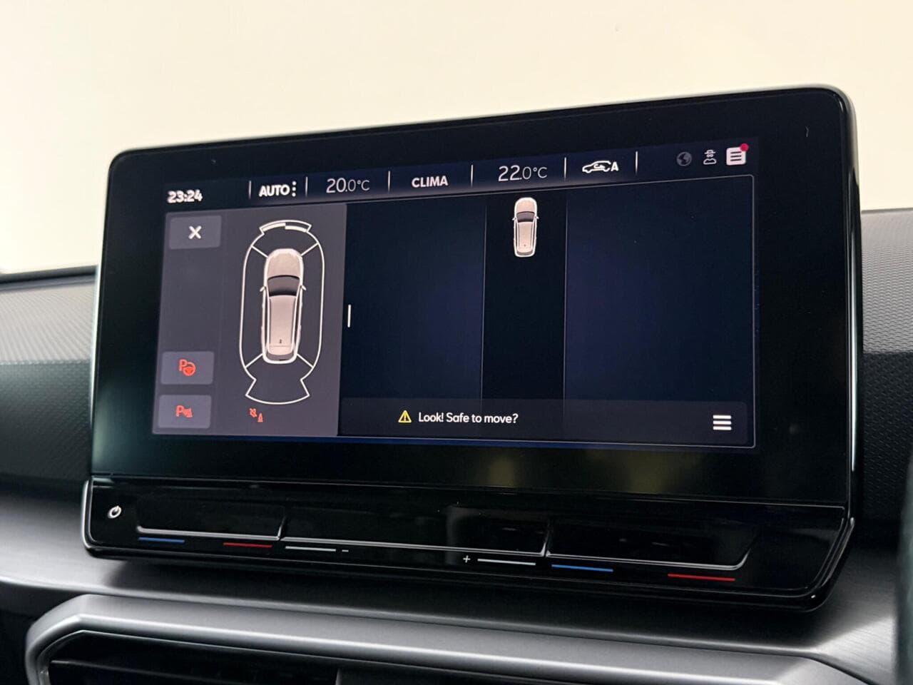 SEAT Leon thumbnail Infotainment System