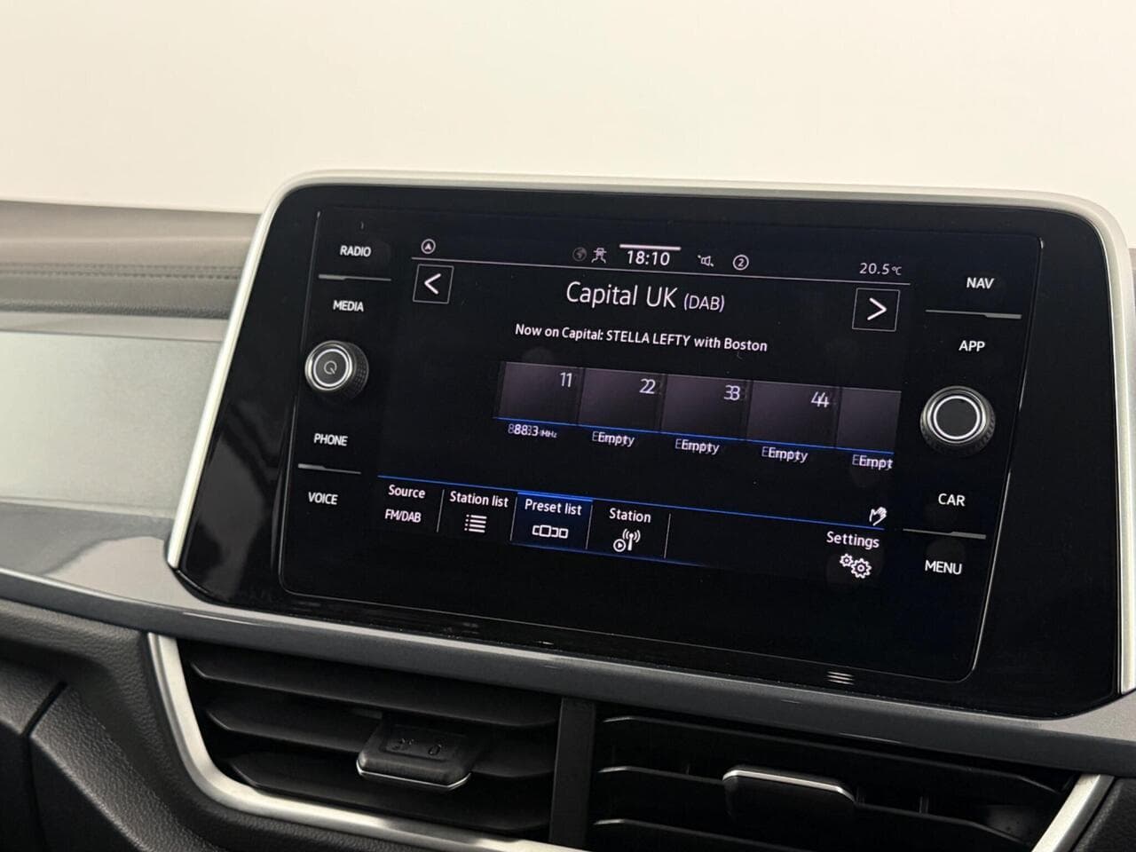 Volkswagen T-Roc thumbnail Infotainment System