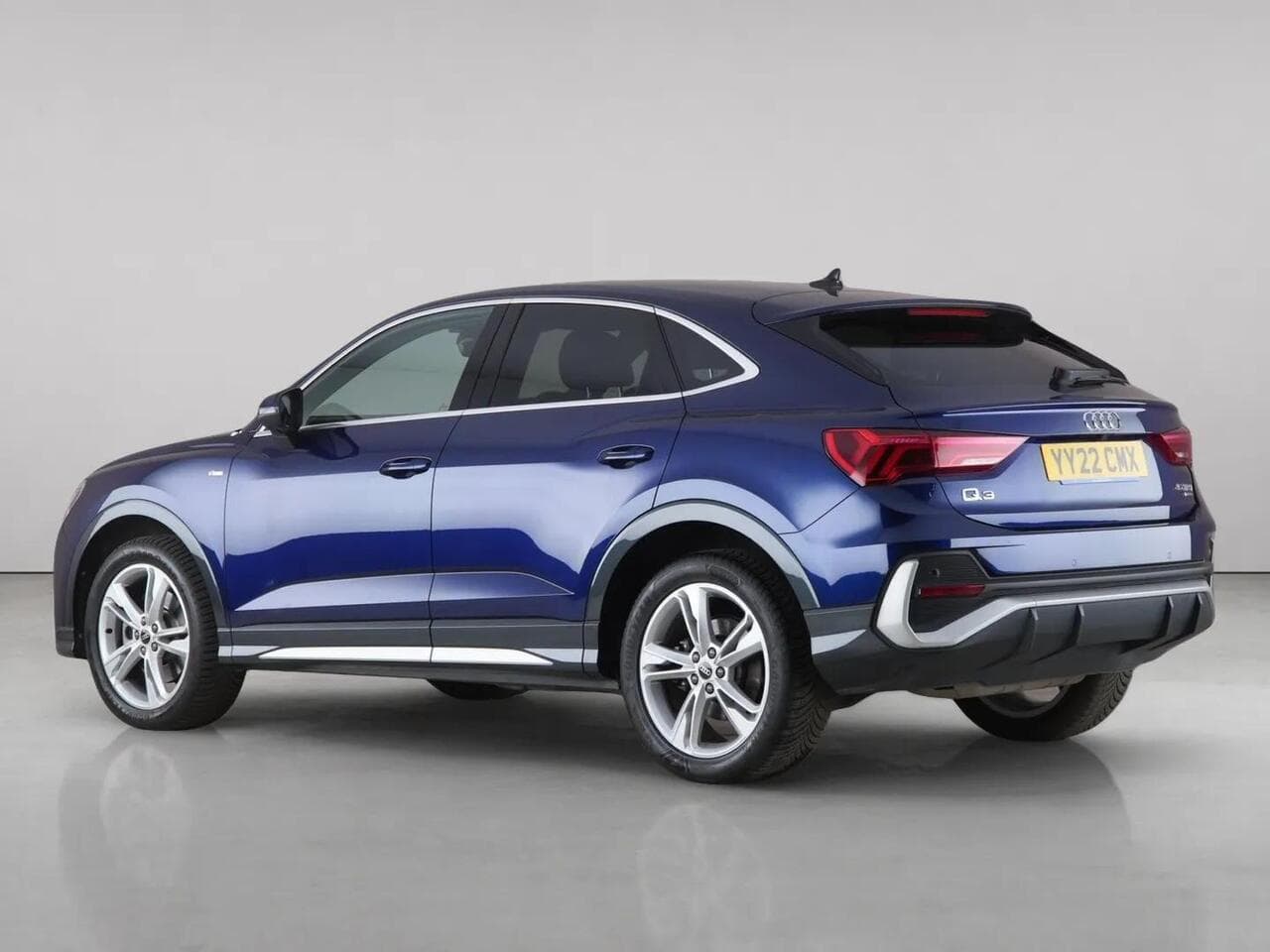 Audi Q3 thumbnail Rear Left