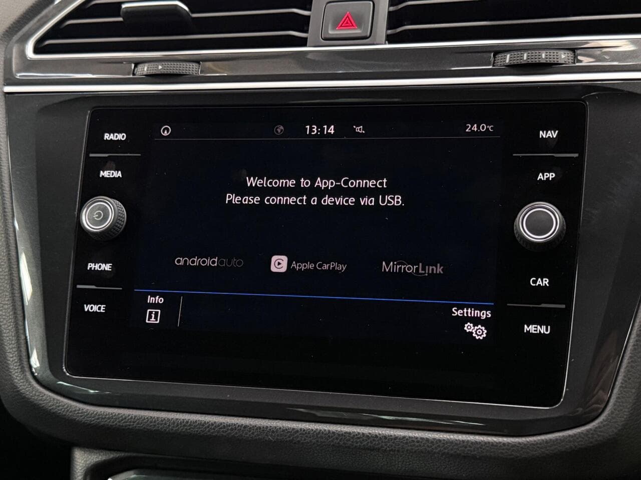 Volkswagen Tiguan thumbnail Infotainment System