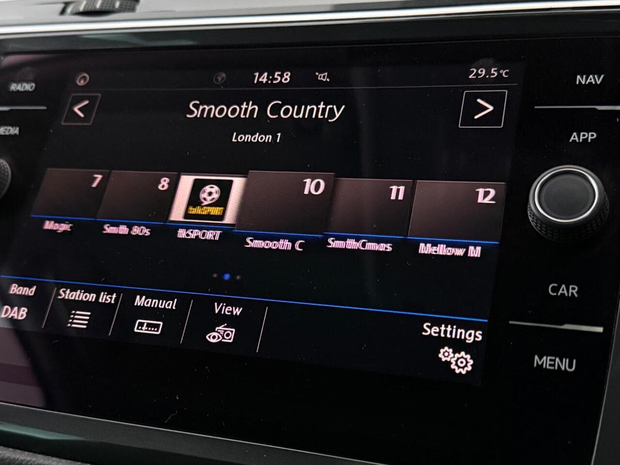 Volkswagen Tiguan thumbnail Infotainment System