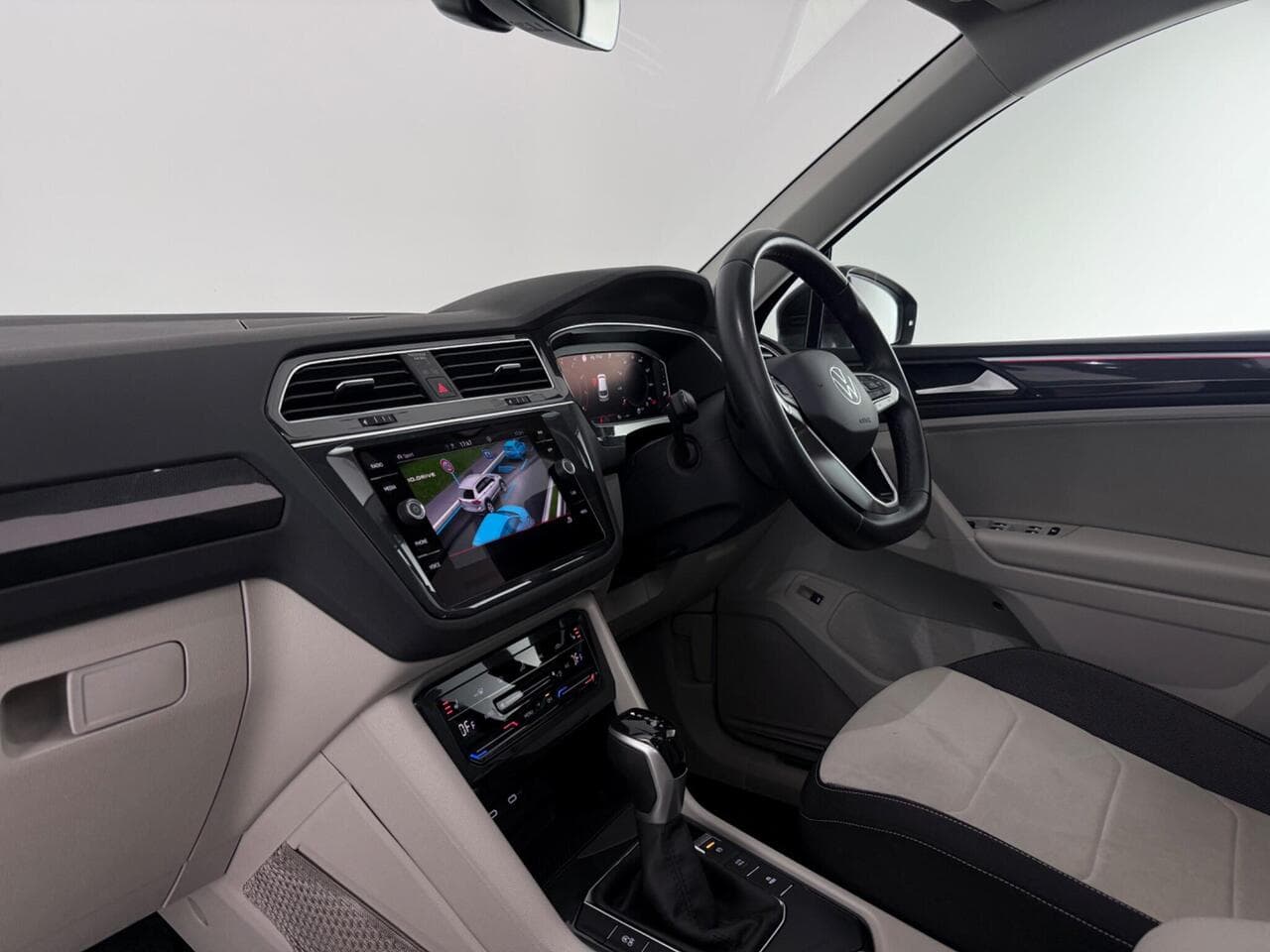 Volkswagen Tiguan thumbnail Interior Front