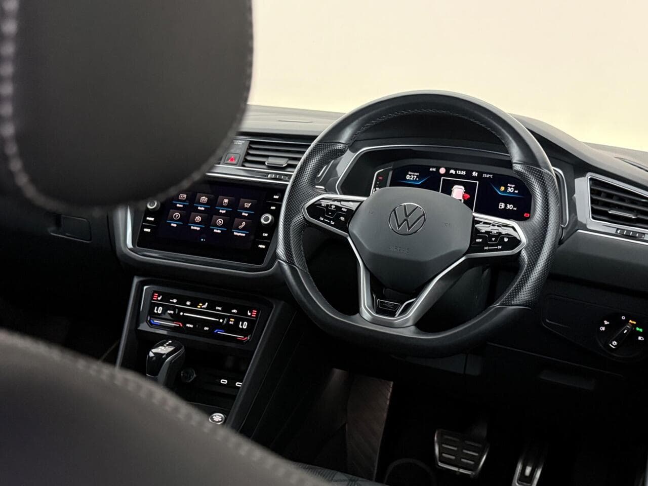 Volkswagen Tiguan Allspace thumbnail Steering Wheel